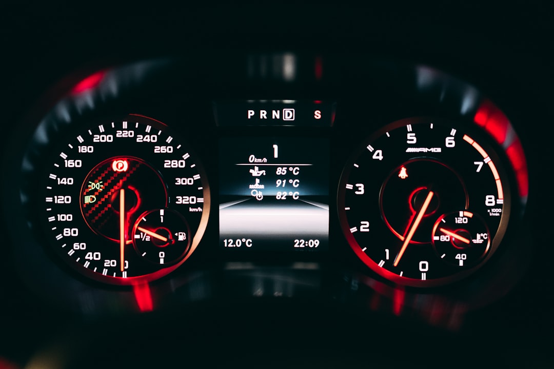 Tableau de bord d'une voiture avec voyants d'alerte illuminés